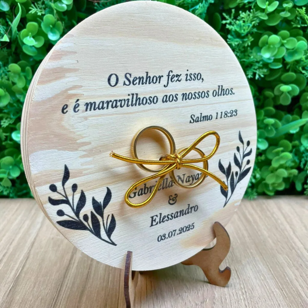 Porta Alianças Personalizado em Madeira com Nome e Frase Cristã – 15cm