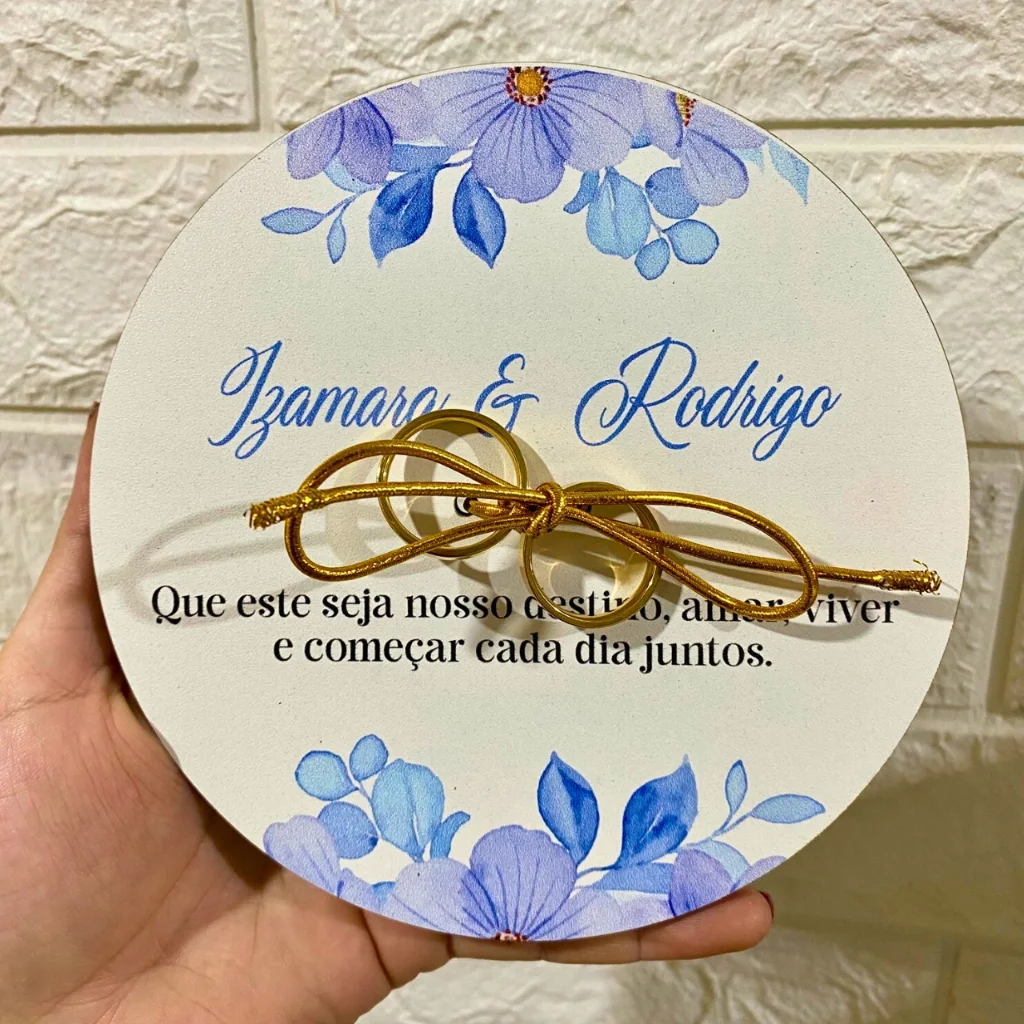 Porta Aliança Azul Serenity Personalizado com Nomes para Casamento - MDF com Suporte e Fita